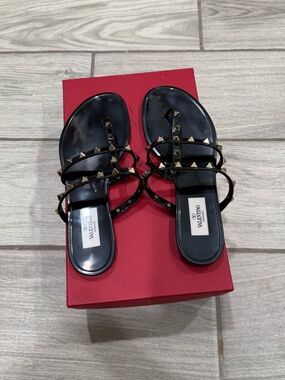Valentino Garavani Rockstud Thong Sandals